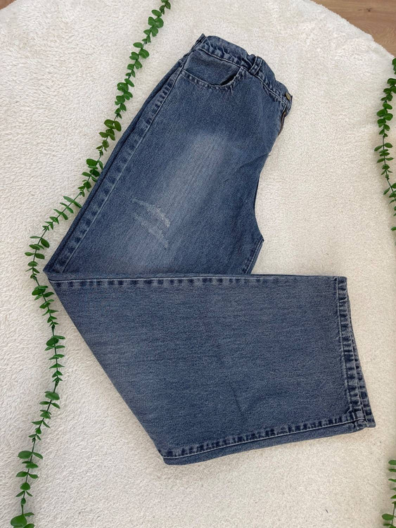 شلوار جین بگ ژوبین زنانه با طراحی زاپدار و استایل خیابانی مدرن