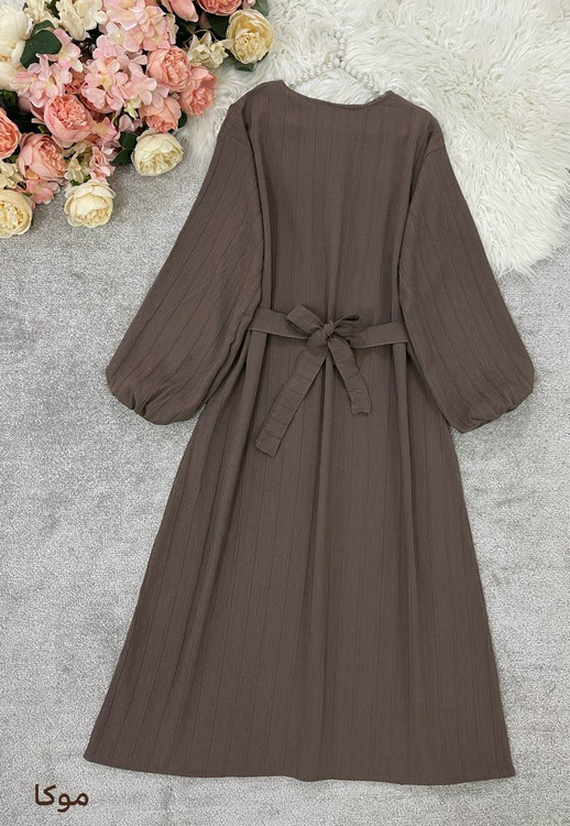 پیراهن بلند جگوار قهوهای - نمای بغل و ایستایی عالی روی تن با کمربند تنظیمشونده