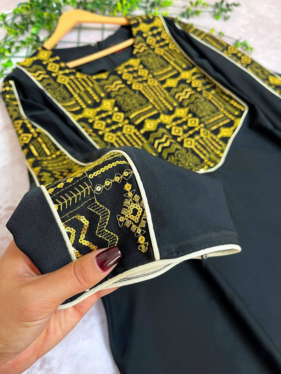 مانتو عبا اذرخش مشکی پارچه الیزه ترک - نمای بغل آستین ها