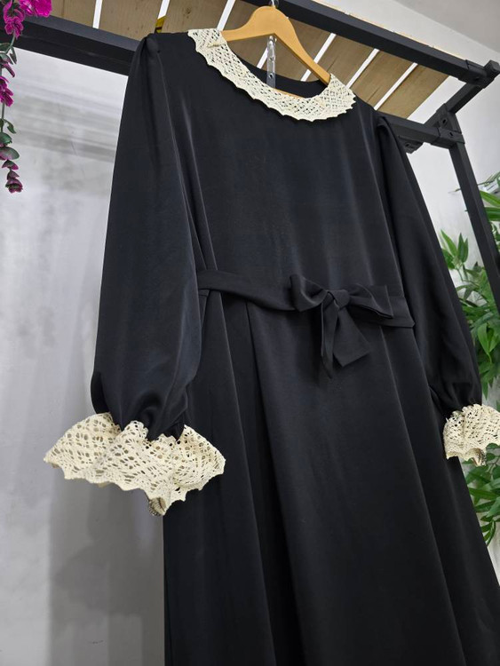عبا مدل یقه گیپور جنس الیزا گرم بالا جت بلک اعلا F - سارافون و عباهای مجلسی زنانه ✨👗