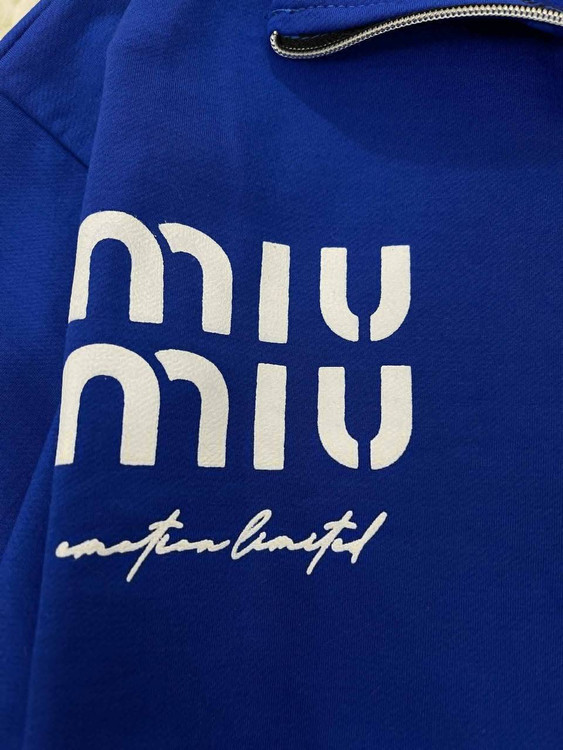 ست تیشرت شلوار گلکسی پنبه زنانه مدل Miu Miu نیم زیپ شلوار چاک دار F
